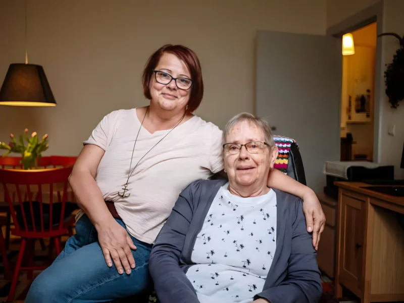 Eine ältere Frau und ihre Tochter schauen in die Kamera