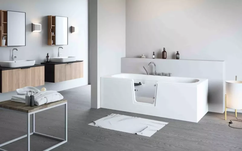 Badewanne mit Tür