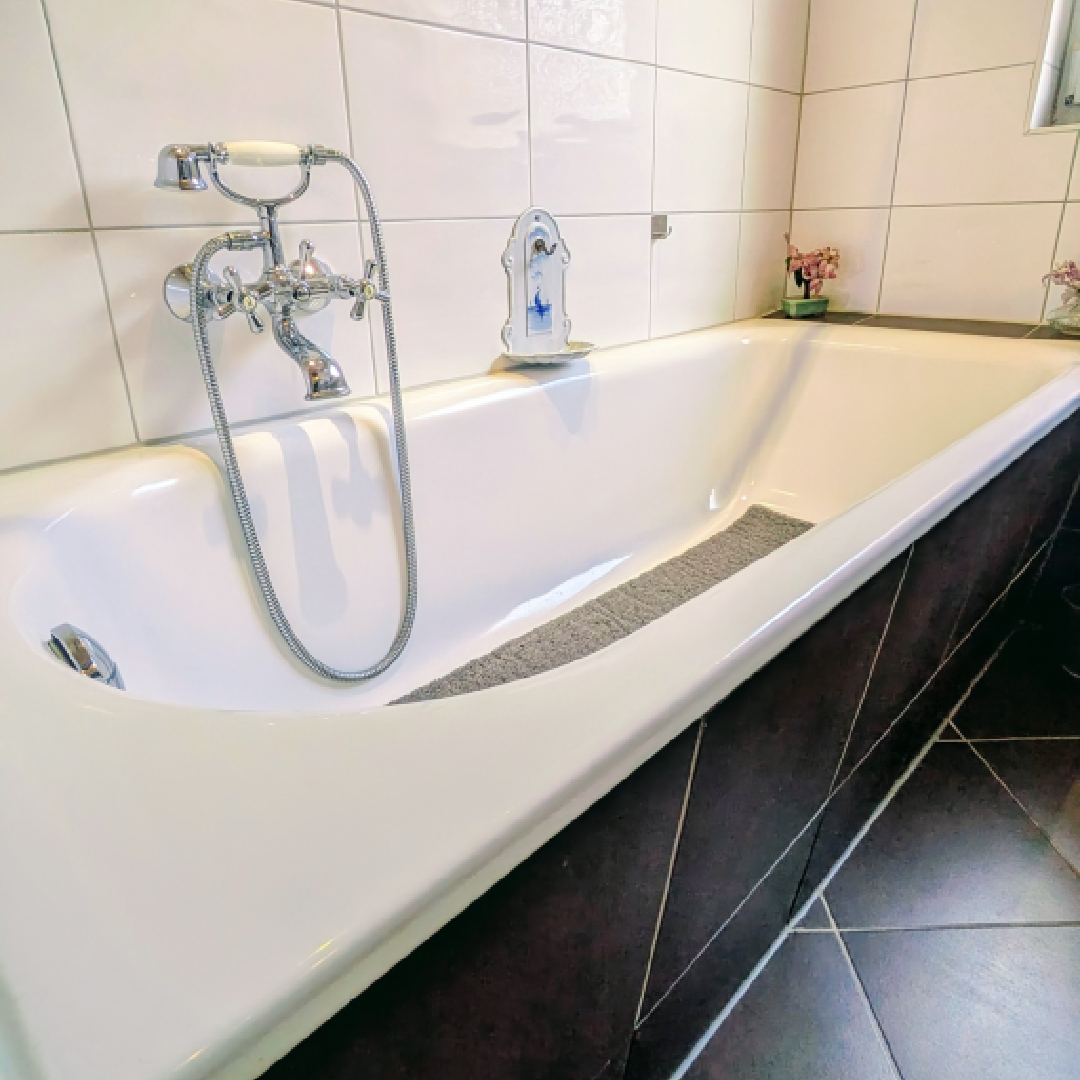 Badewanne und enge Dusche vor dem Badumbau
