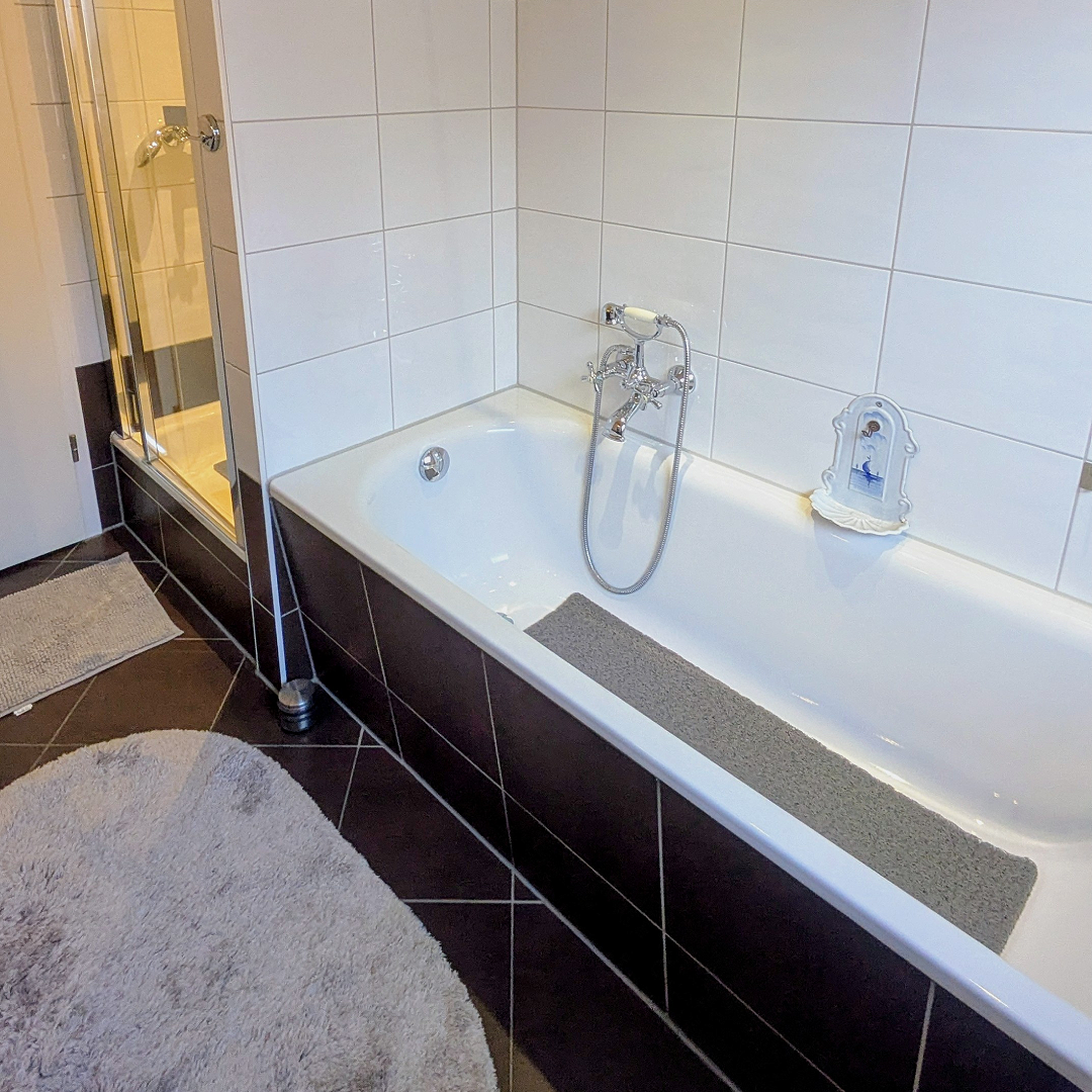 Bad vor dem Umbau mit Badewanne und enger Dusche