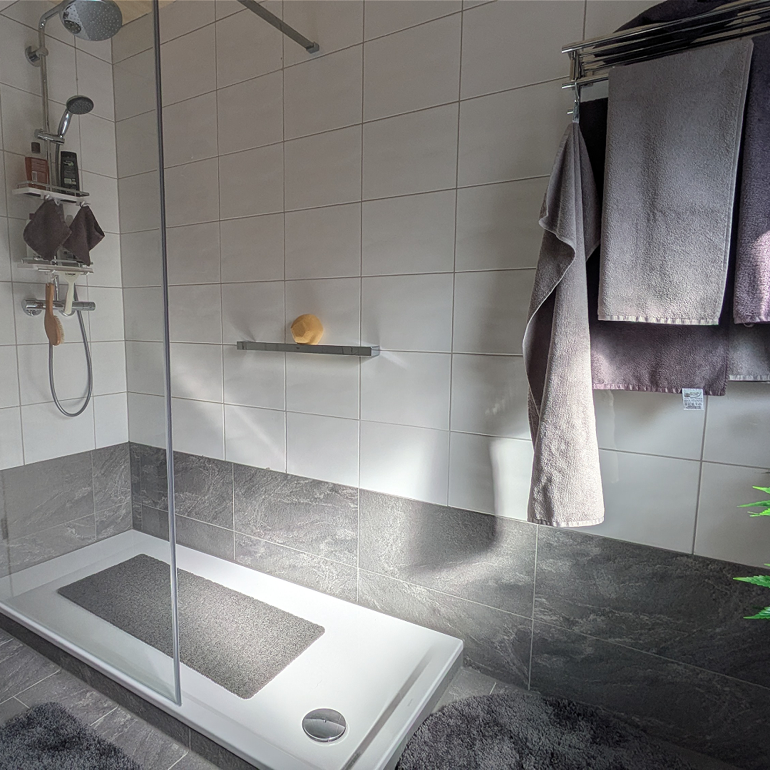 Geräumige neue Dusche mit zusätzlichem Platz im Badezimmer